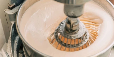 Замешивание бисквита для&nbsp;будущих десертов