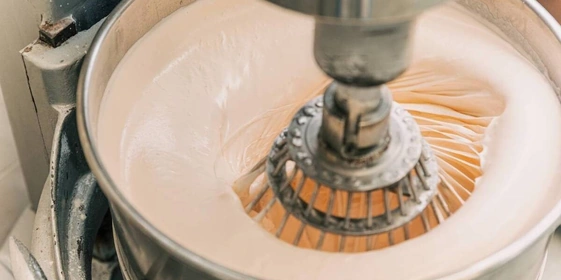 Замешивание бисквита для&nbsp;будущих десертов