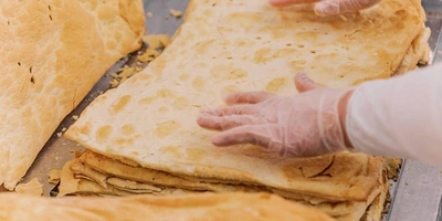 «Наполеон» состоит из&nbsp;6 слоёв. Слой, крем, слой, крем...