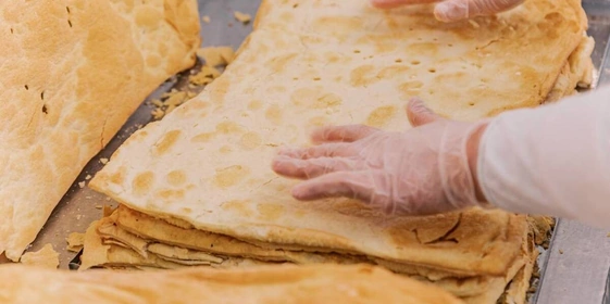 «Наполеон» состоит из&nbsp;6 слоёв. Слой, крем, слой, крем...