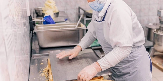 Большой торт прижимается, чтобы приобрести знакомую покупателям форму