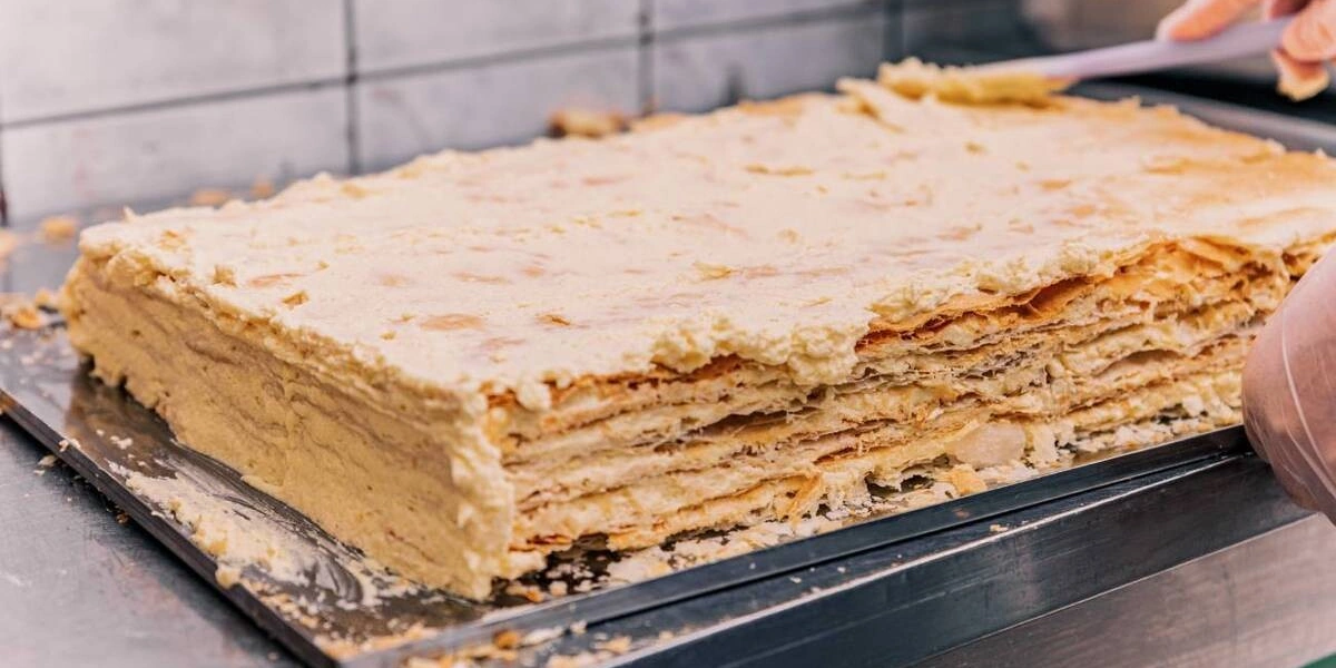 Обмазывается сверху кремом