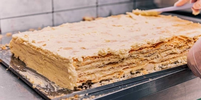 Обмазывается сверху кремом