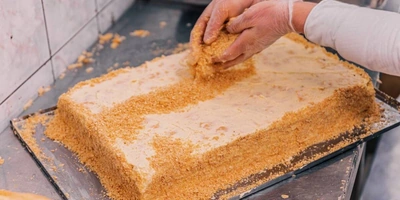 И обсыпается крошкой. Осталось разделить на&nbsp;порции по&nbsp;200 граммов и&nbsp;передать на&nbsp;охлаждение