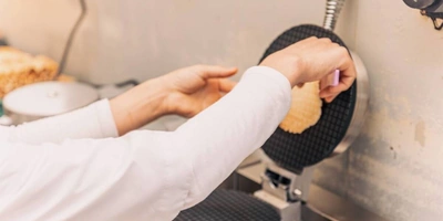 Состав трубочек максимально прост и&nbsp;состоит из&nbsp;4 ингредиентов: муки, яиц, сахара и&nbsp;сливочного масла