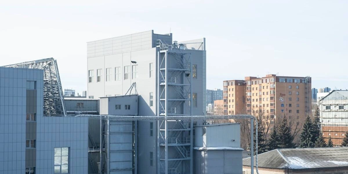 Для обеспечения нужд производства лапши построена современная мельница, которая способна выдавать 190 тонн муки в&nbsp;сутки