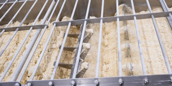 Ручной замес теста. Восемь валов равномерно и&nbsp;тщательно перемешивают муку, воду и&nbsp;соль на&nbsp;протяжении 20 минут