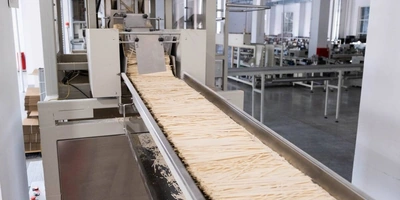 Нарезанная лапша подаётся в&nbsp;фасовочный цех