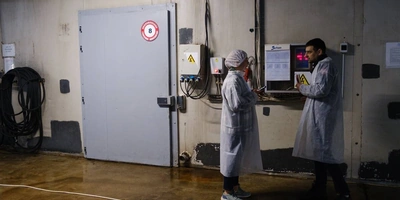 Проводник экскурсионной группы «ВкусВилл» в&nbsp;мир шампиньонов — Андрей Трищенков, технолог «Национальной грибной компании Кашира»