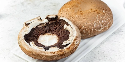 Открытая юбка у гриба не всегда считается признаком второго сорта. У элитного портобелло это говорит о&nbsp;зрелости гриба и&nbsp;его максимальной наполненности грибным вкусом. Эти шампиньоны выращивают крупными: диаметр шляпки достигает до&nbsp;20 сантиметров, а вес — до&nbsp;200 грамм. Чтобы вырастить один такой шампиньон, на&nbsp;полке удаляют все завязи на&nbsp;расстоянии, равном диаметру шляпки будущего гриба. Понятно, почему цена на&nbsp;такой продукт ещё выше&nbsp;стоимости простого королевского шампиньона. Портобелло поставляется чаще всего в&nbsp;рестораны, где его используют для&nbsp;приготовления особых блюд