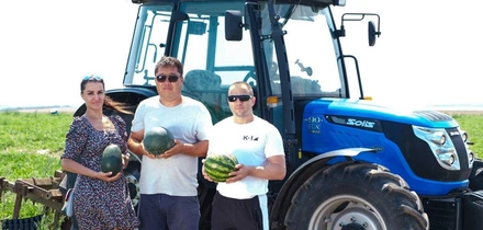 Выращивание арбузов на&nbsp;агроферме нашего поставщика — командный бизнес, где каждый отвечает за&nbsp;свой фронт работ. На&nbsp;поле нам удалось застать не всех членов команды. Слева направо: Мария, Санал, Олег