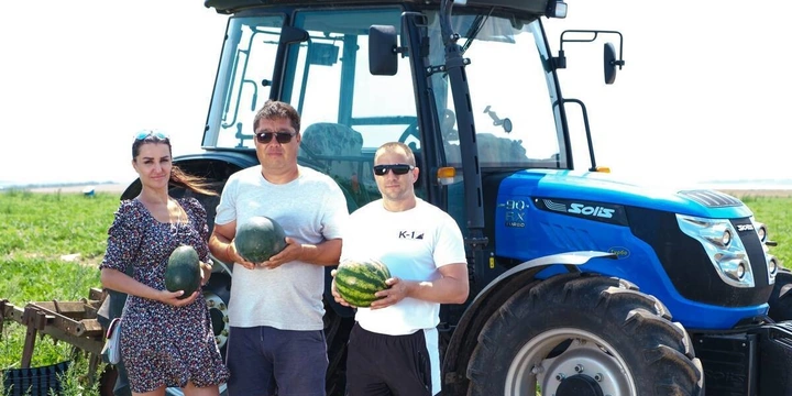 Выращивание арбузов на&nbsp;агроферме нашего поставщика — командный бизнес, где каждый отвечает за&nbsp;свой фронт работ. На&nbsp;поле нам удалось застать не всех членов команды. Слева направо: Мария, Санал, Олег