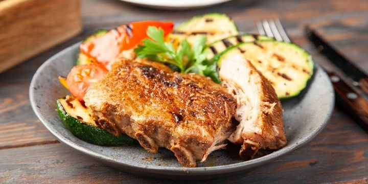 Рёбрышки свиные томлёные и&nbsp;говяжьи щёчки — новые товары в&nbsp;линейке су-вид ВкусВилла — в&nbsp;ближайшее время появятся на&nbsp;полках магазинов сети