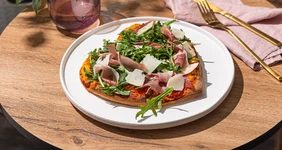 Пицца с&nbsp;руколой и&nbsp;прошутто 