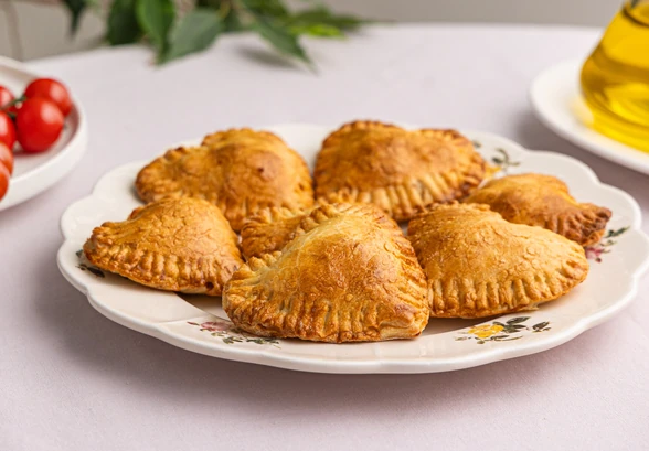 Рецепт «Пирожки с&nbsp;ветчиной и&nbsp;сыром»