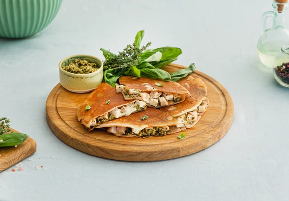 Рецепт «Гречневые блины с&nbsp;курицей и&nbsp;песто»