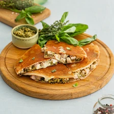 Гречневые блины с&nbsp;курицей и&nbsp;песто