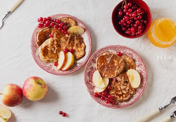 Рецепт «Овсяно-творожные оладьи с&nbsp;яблоком»