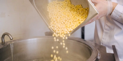 Домашний бабл ти: как варят шарики из&nbsp;тапиоки на&nbsp;производстве ВкусВилла