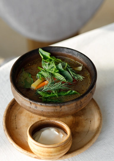 Щи традиционные из&nbsp;печи, квашенная капуста с&nbsp;лесными ягодами и&nbsp;маслом подсолнечника и&nbsp;стейк из&nbsp;цветной капусты