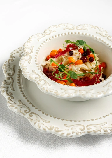 Щи традиционные из&nbsp;печи, квашенная капуста с&nbsp;лесными ягодами и&nbsp;маслом подсолнечника и&nbsp;стейк из&nbsp;цветной капусты