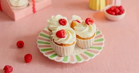 Ванильные капкейки с&nbsp;малиной