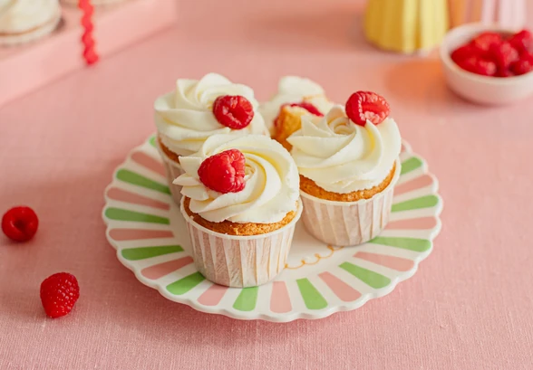 Рецепт «Ванильные капкейки с&nbsp;малиной»