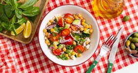 Салат с&nbsp;фетой и&nbsp;нутом