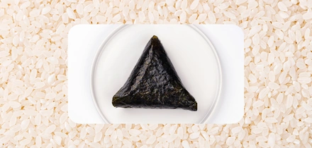 Онигири в&nbsp;новой упаковке: репортаж с&nbsp;кулинарной фабрики