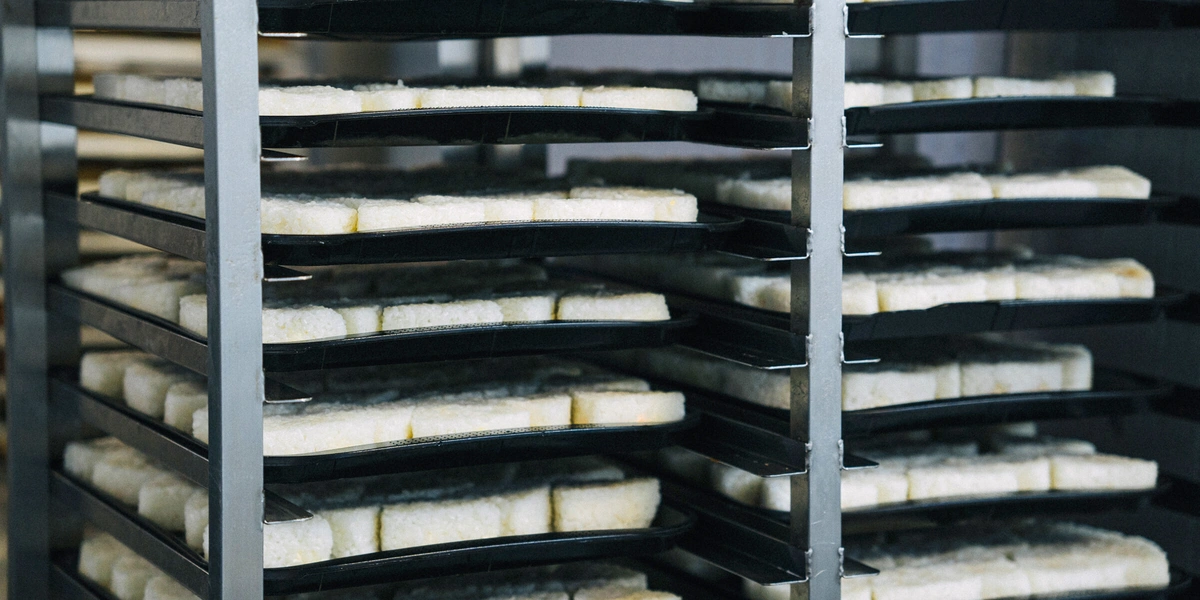 Онигири в&nbsp;новой упаковке: репортаж с&nbsp;кулинарной фабрики