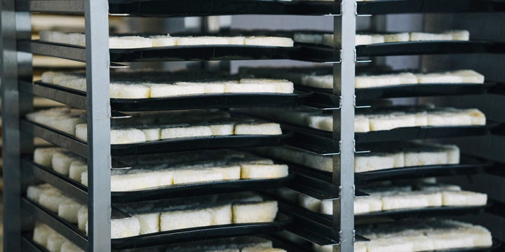 Онигири в&nbsp;новой упаковке: репортаж с&nbsp;кулинарной фабрики