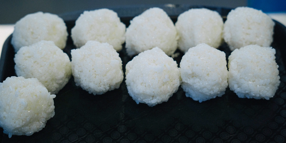 Онигири в&nbsp;новой упаковке: репортаж с&nbsp;кулинарной фабрики