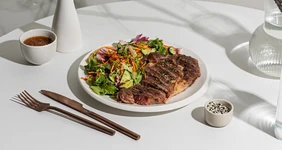 Стейк с&nbsp;салатом в&nbsp;азиатском стиле