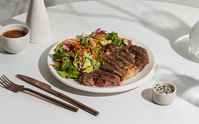 Стейк с&nbsp;салатом в&nbsp;азиатском стиле