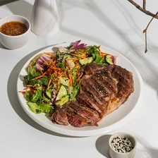 Стейк с&nbsp;салатом в&nbsp;азиатском стиле