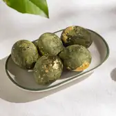 Яйца, окрашенные каркаде и&nbsp;куркумой