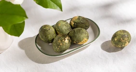 Яйца, окрашенные каркаде и&nbsp;куркумой