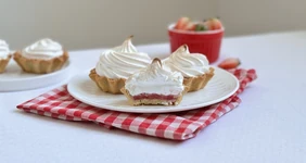 Корзиночки с&nbsp;клубничной начинкой