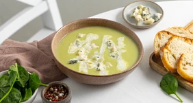 Крем-суп из&nbsp;капусты с&nbsp;голубым сыром