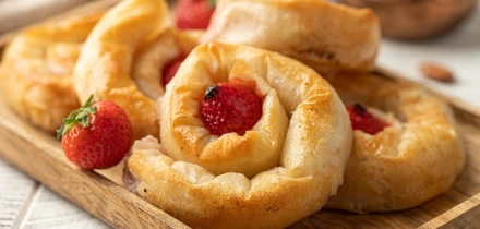 Выпечка с&nbsp;клубникой: 8 простых рецептов