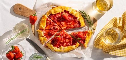 Выпечка с&nbsp;клубникой: 8 простых рецептов