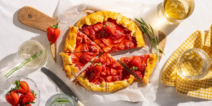Выпечка с&nbsp;клубникой: 8 простых рецептов