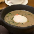 грибовница с&nbsp;лесными грибами и&nbsp;яйцом пашот