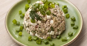 Салат из&nbsp;консервированной скумбрии
