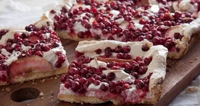 Пирог с&nbsp;клюквой (брусникой) и&nbsp;яблоками 