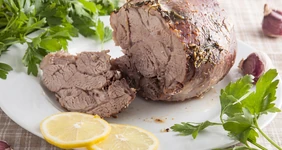 Бедро индейки с&nbsp;чесноком и&nbsp;травами