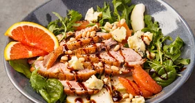 Салат с&nbsp;утиной грудкой и&nbsp;апельсинами