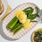Зелёная спаржа с&nbsp;яйцом пашот и&nbsp;голландским соусом