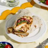 Ролл из&nbsp;лаваша с&nbsp;хрустящей курицей