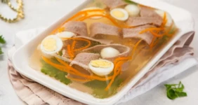 Заливное из&nbsp;грудинки с&nbsp;перепелиными яйцами